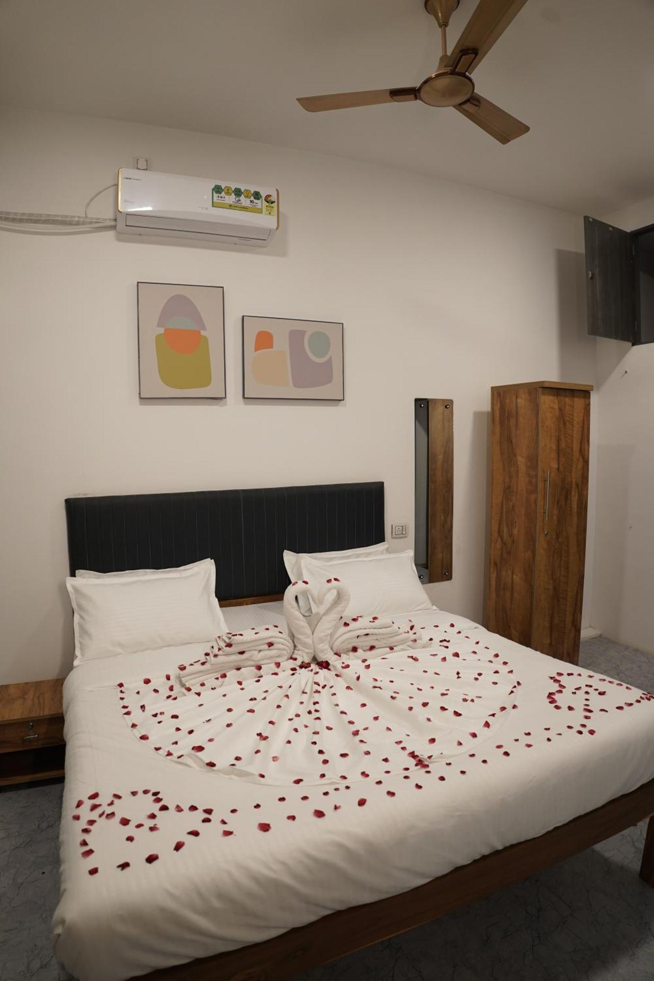 Hotel Royal Accord Surat Zewnętrze zdjęcie